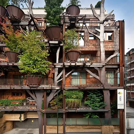 25 Verde Treehouse